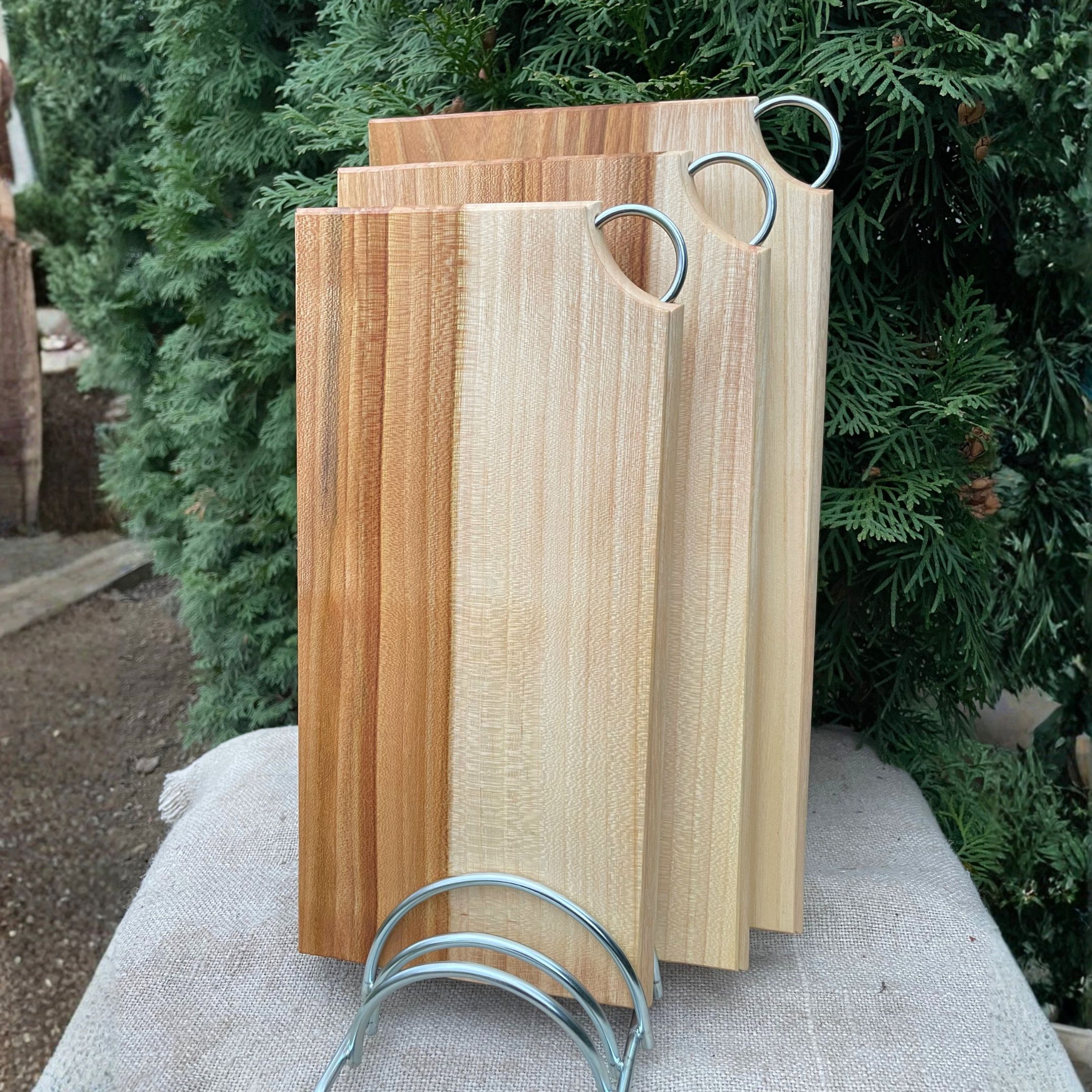 Набір дерев'яних кухонних дошок з береста з металевим кільцем та підставкою - Зображення 6