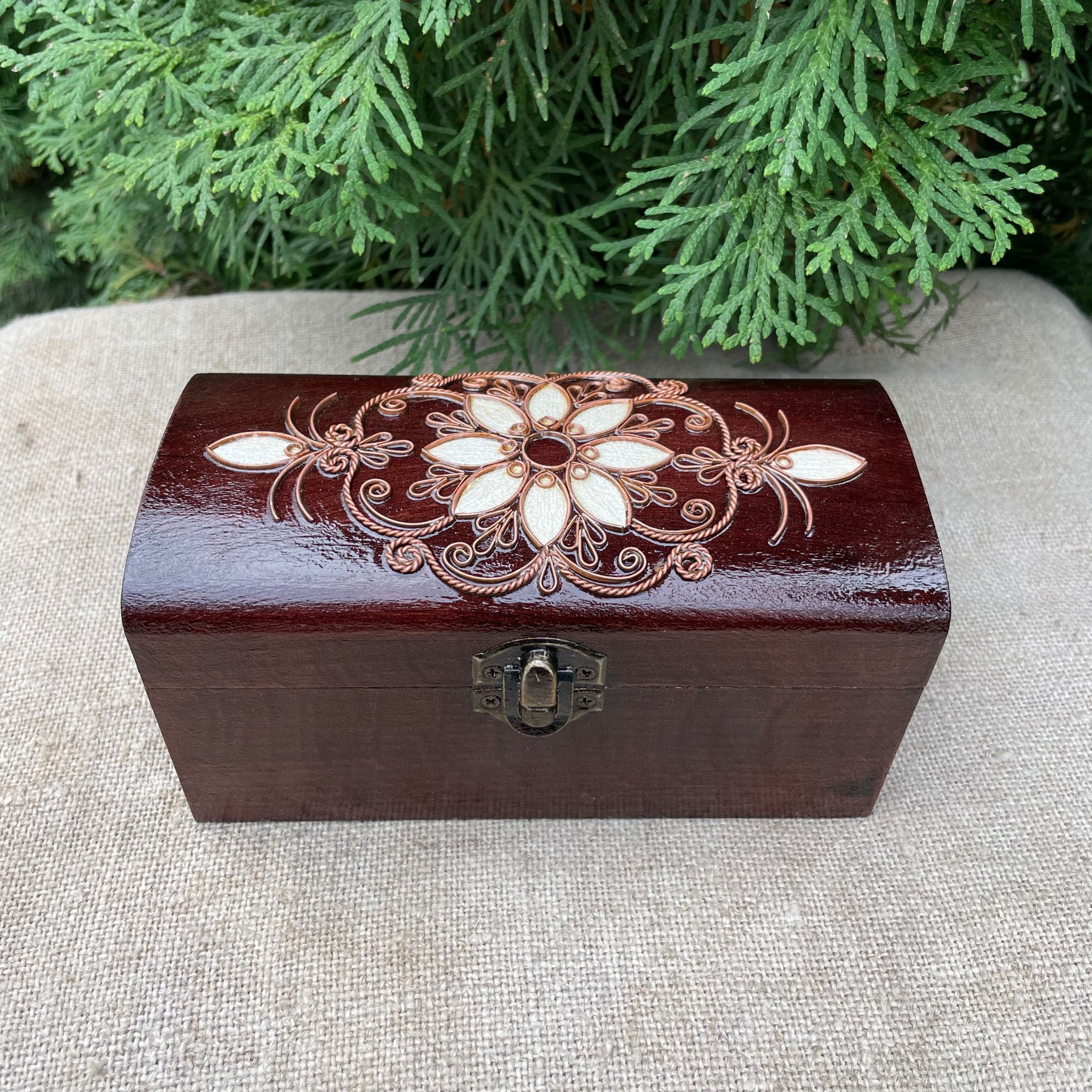 Дерев'яна шкатулка з мідним оздобленням "Ромашка №3" розміром 16х8х9 см - Зображення 6