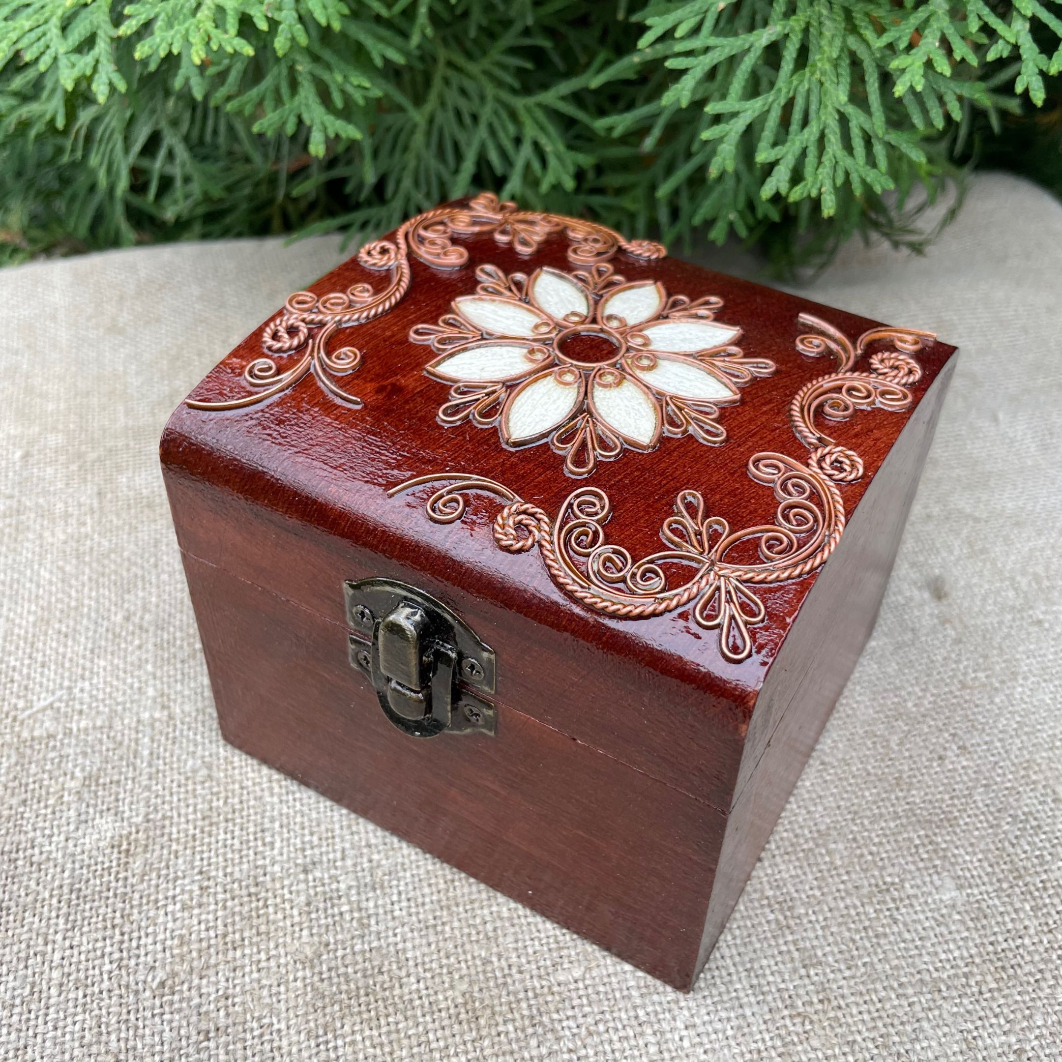 Дерев'яна шкатулка з мідним оздобленням "Ромашка №7" розміром 10х10х9 см - Зображення 5